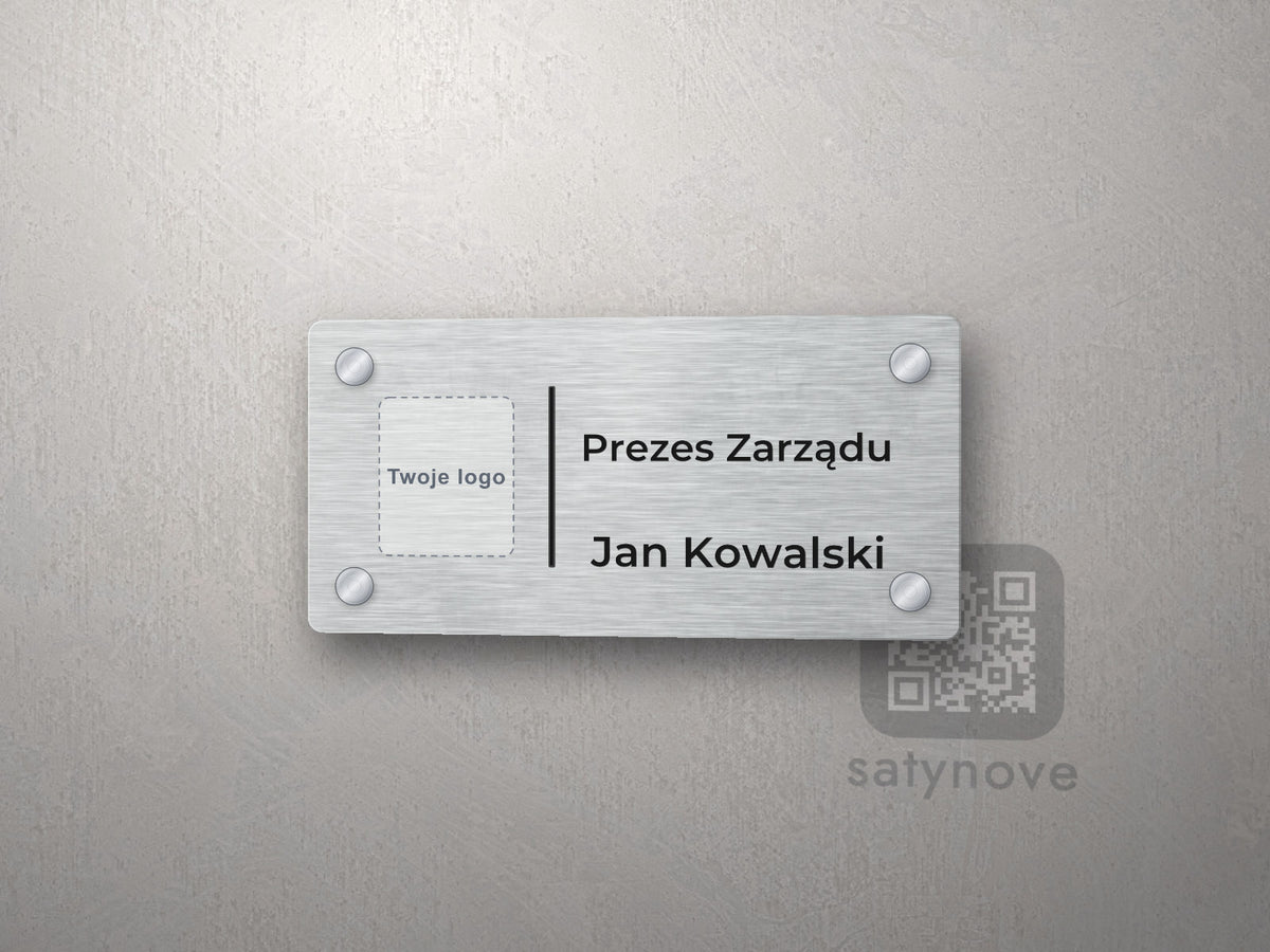 Tabliczka na drzwi z logo firmy i napisem Prezes Zarządu, Jan Kowalski