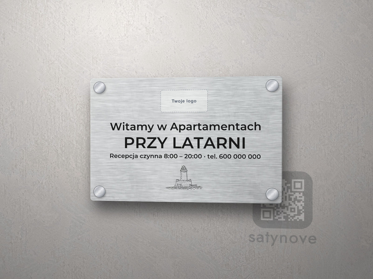 Srebrna tabliczka powitalna z miejscem na logo i grafiką Kołobrzegu