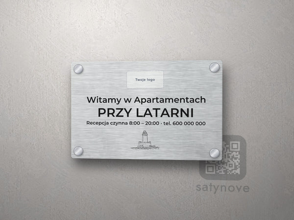 Srebrna tabliczka powitalna z miejscem na logo i grafiką Kołobrzegu