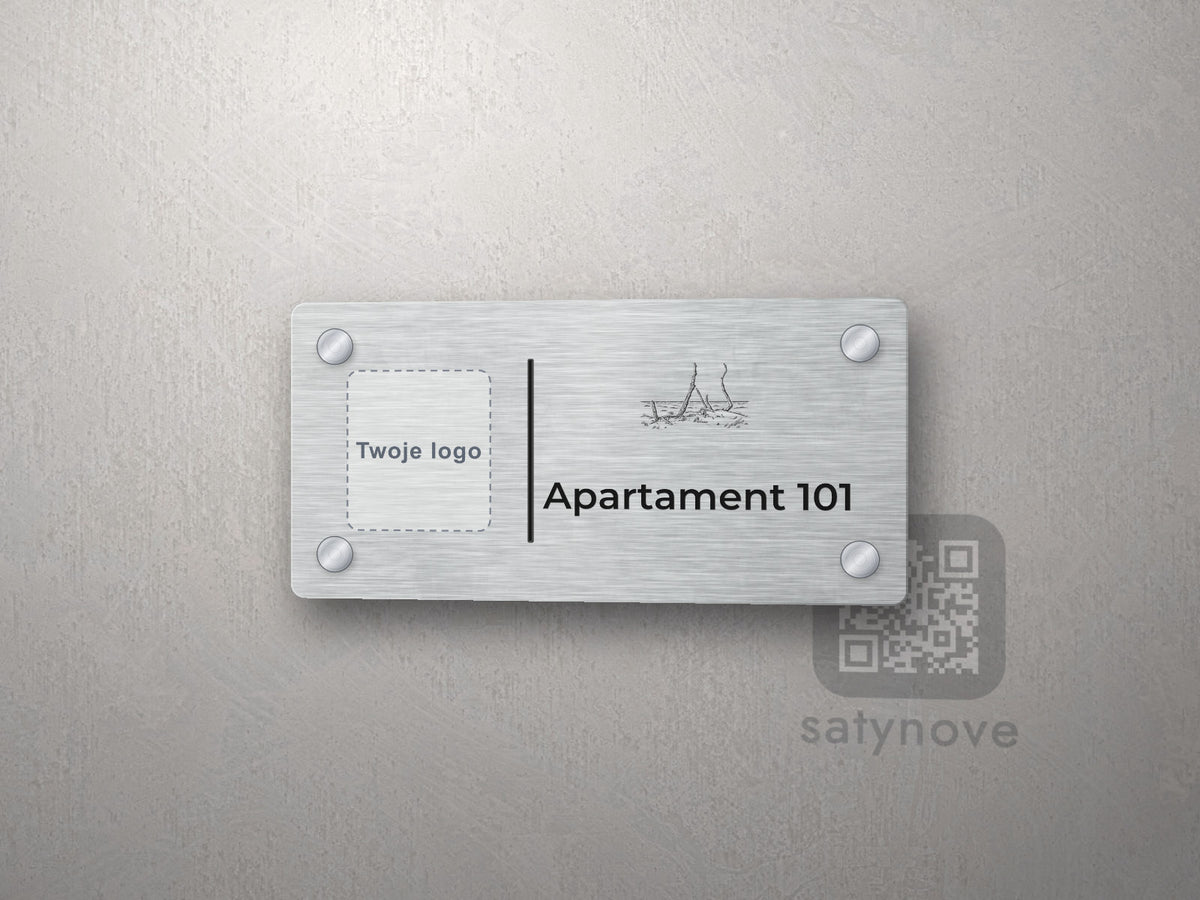 Srebrna tabliczka apartamentu z miejscem na logo i grafiką Łeby