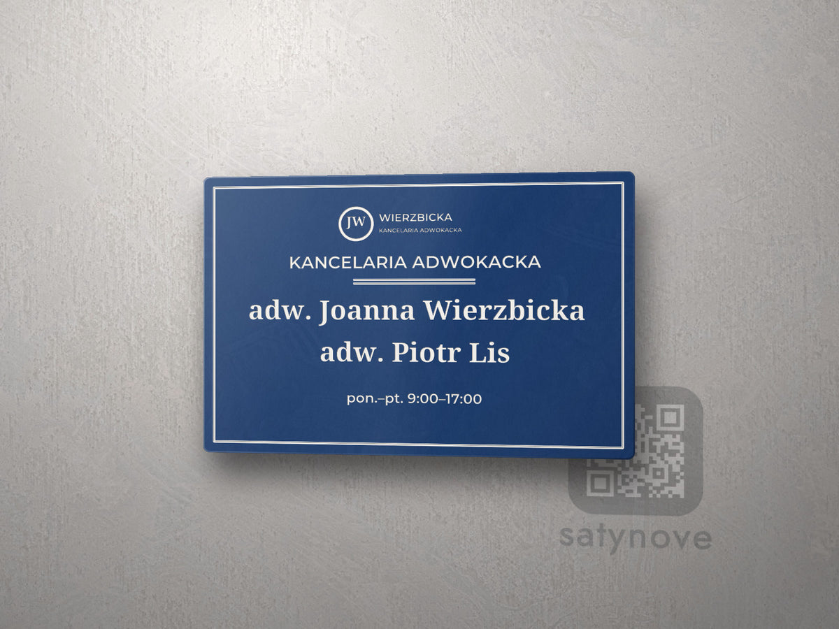 Granatowy szyld kancelarii w ramce z logo, nazwą kancelarii i dwoma nazwiskami