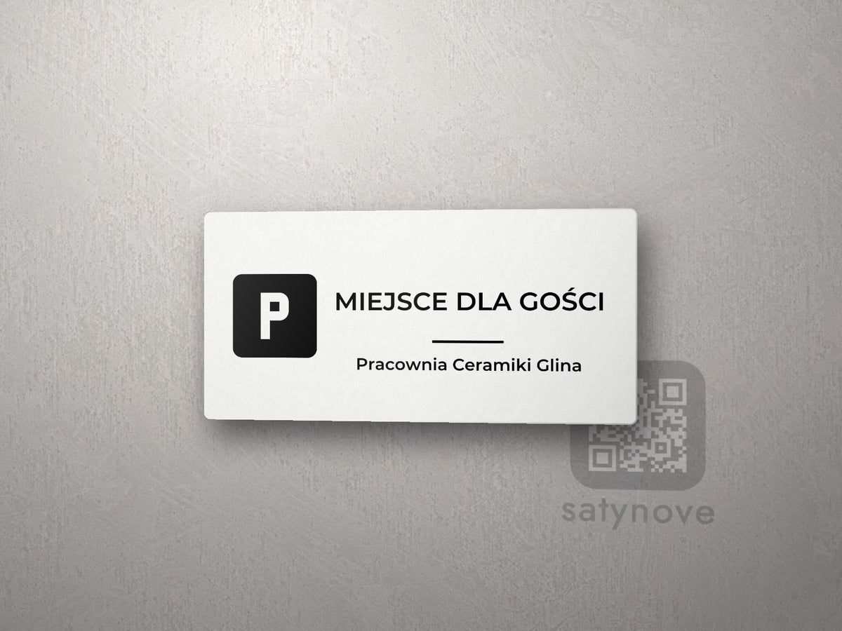 Biała tabliczka parkingowa z symbolem P i napisem „MIEJSCE DLA GOŚCI”