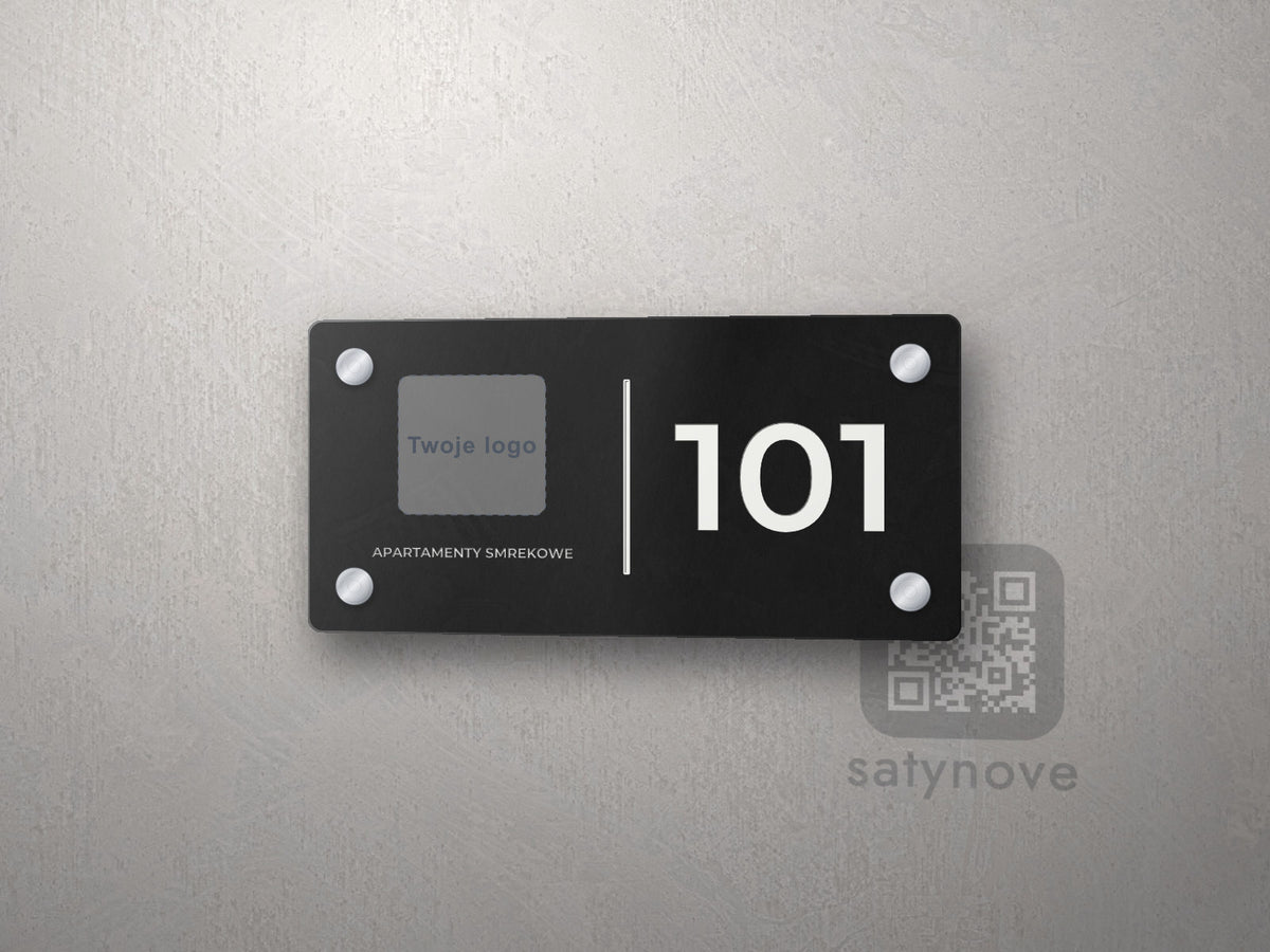 Czarna tabliczka z miejscem na logo, napisem Apartamenty Smrekowe i numerem 101