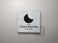 Kwadratowa tabliczka z księżycem: CISZA NOCNA 22:00–6:00