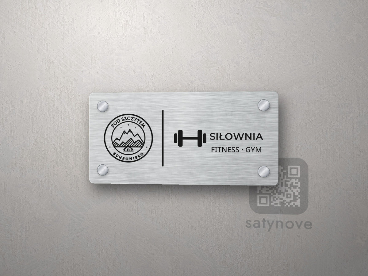 Pozioma srebrna tabliczka z logo schroniska, linią, hantlą i podpisem SIŁOWNIA