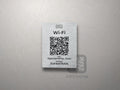 Srebrna tabliczka Wi-Fi z kodem QR i grafiką Trójmiasta