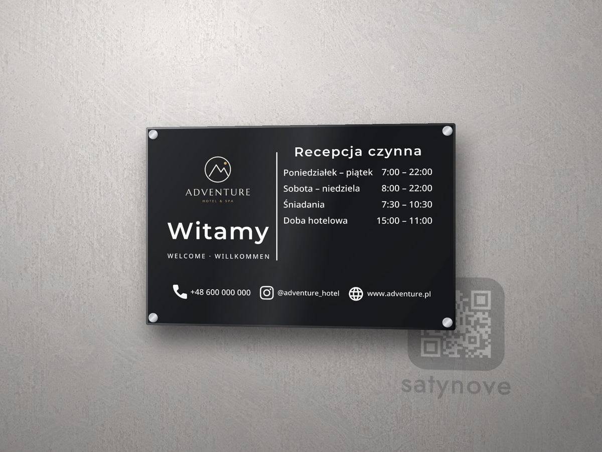 Tablica recepcji z logo i godzinami – pozioma tablica z plexi