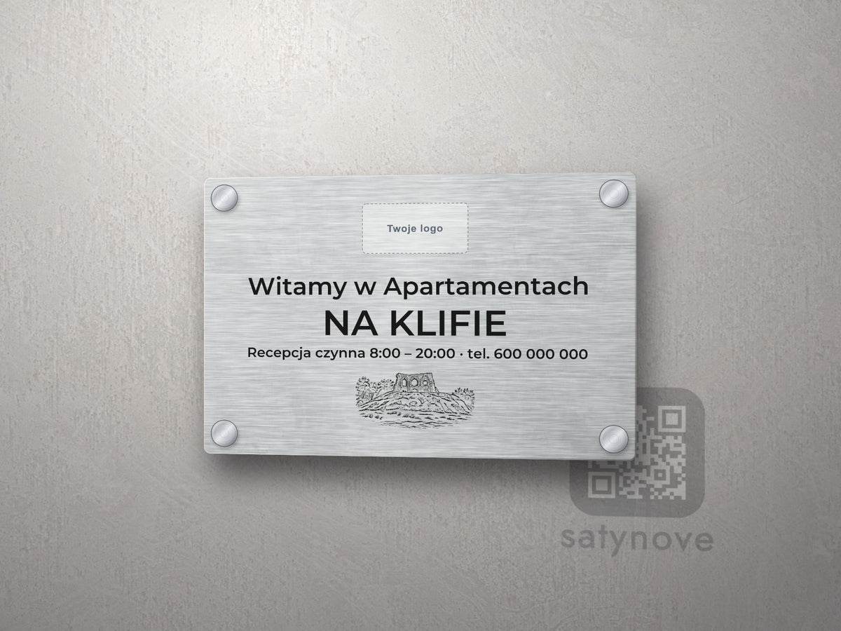 Srebrna tabliczka powitalna z miejscem na logo i grafiką Wybrzeża Rewalskiego