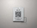 Srebrna tabliczka Wi-Fi z kodem QR i grafiką Krakowa