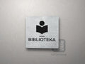 Kwadratowa tabliczka z piktogramem i napisem BIBLIOTEKA
