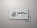 Srebrna tabliczka z rysunkiem i napisem NEPTUN, pokój nr 2