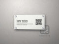 Tabliczka sali konferencyjnej: nazwa sali, wyposażenie, zachęta do rezerwacji i kod QR