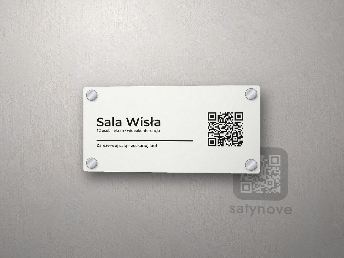 Tabliczka sali konferencyjnej: nazwa sali, wyposażenie, zachęta do rezerwacji i kod QR