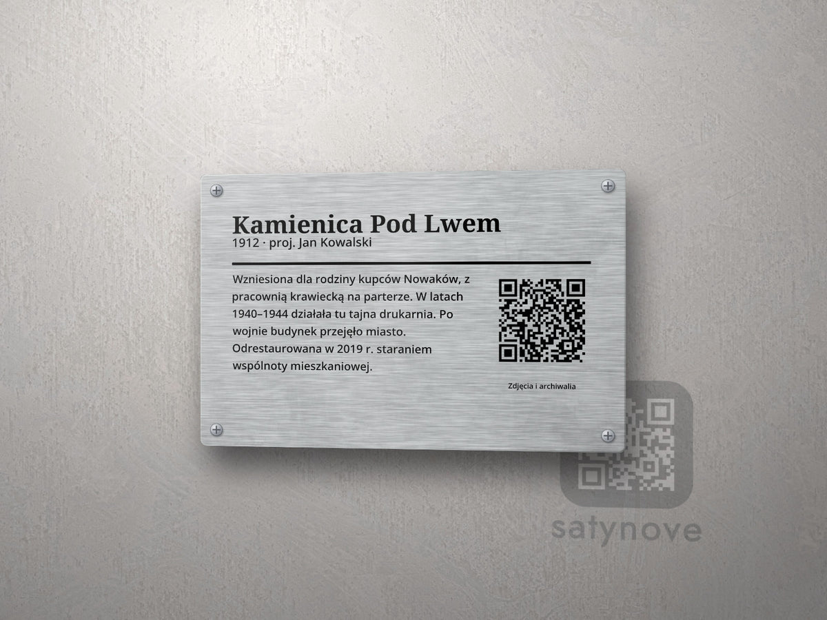 Tablica: nazwa kamienicy, rok budowy i architekt, historia i kod QR z prawej