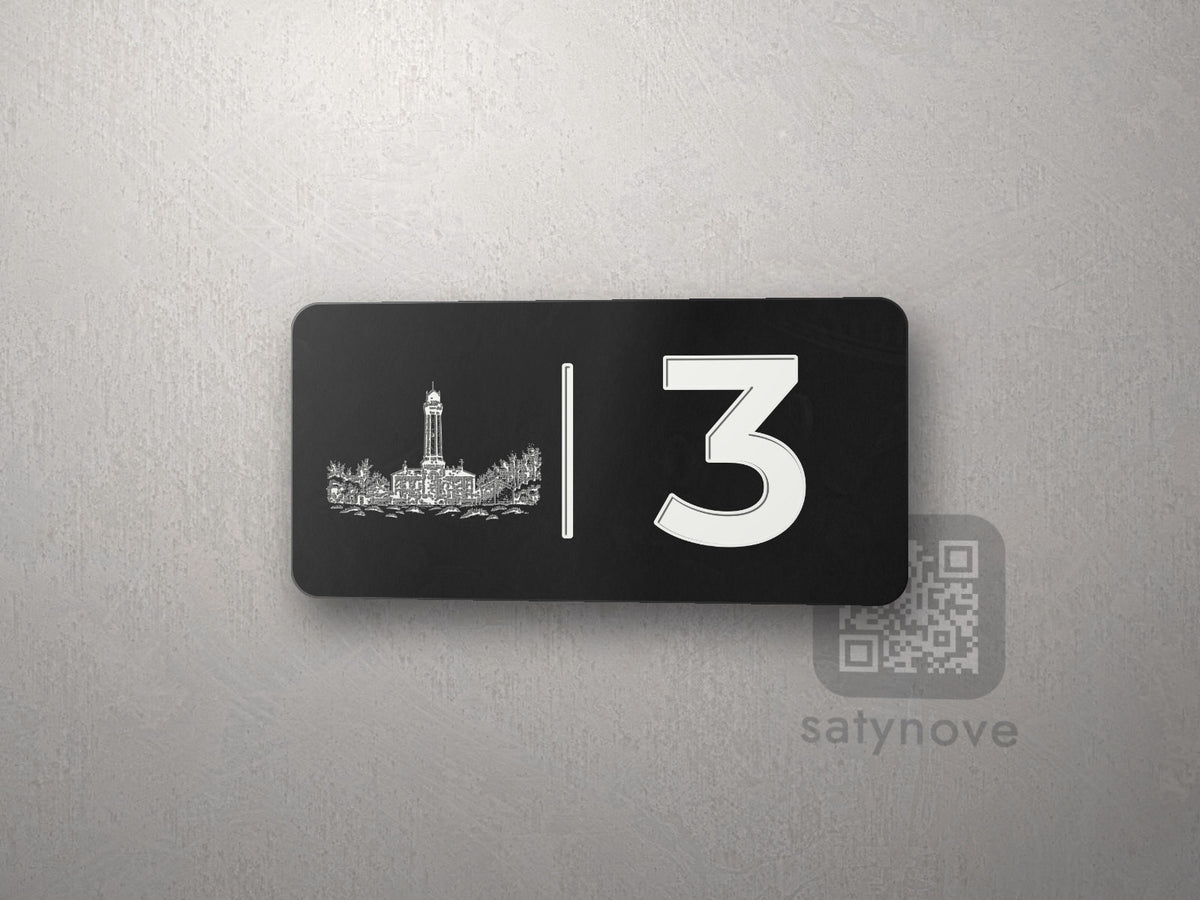 Czarna tabliczka 10 × 5 cm z numerem 3 i białą grafiką Wybrzeża Rewalskiego