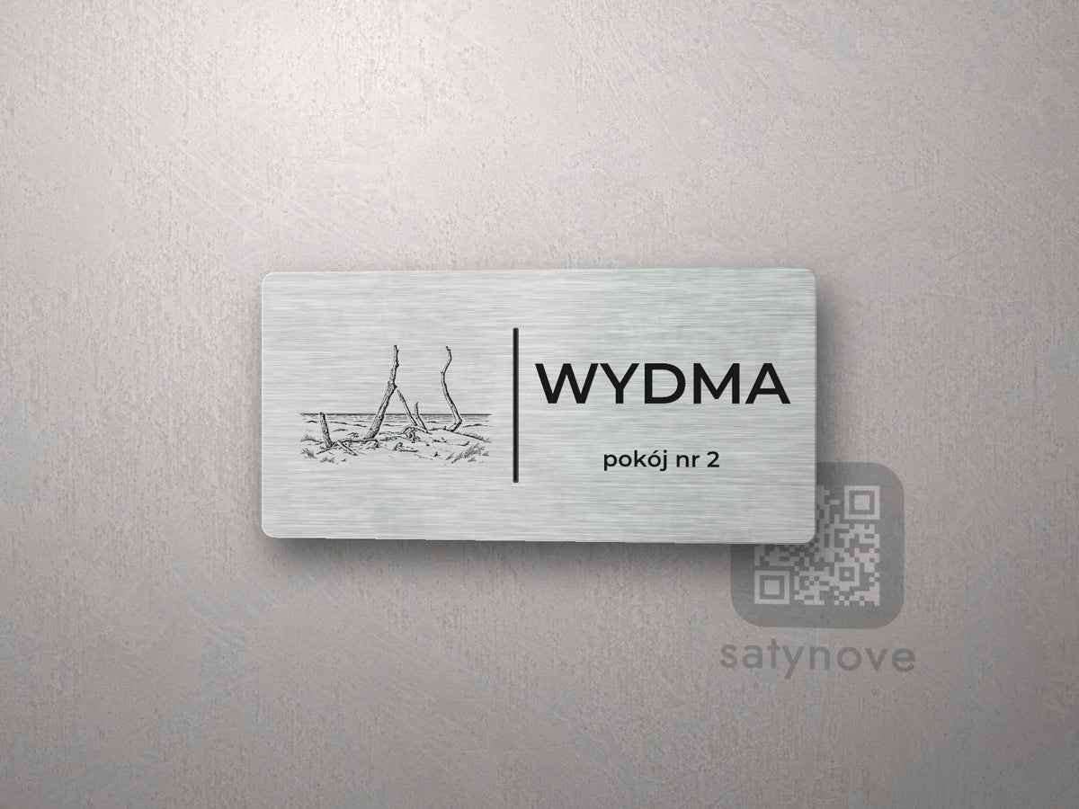 Srebrna tabliczka z rysunkiem i napisem WYDMA, pokój nr 2