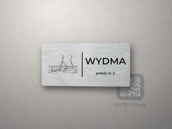 Srebrna tabliczka z rysunkiem i napisem WYDMA, pokój nr 2