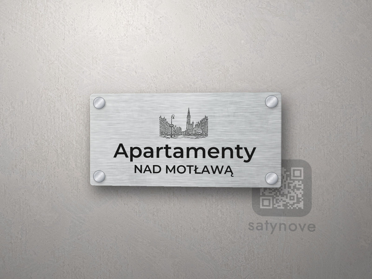 Srebrny szyld z grafiką Trójmiasta i napisem Apartamenty nad motławą