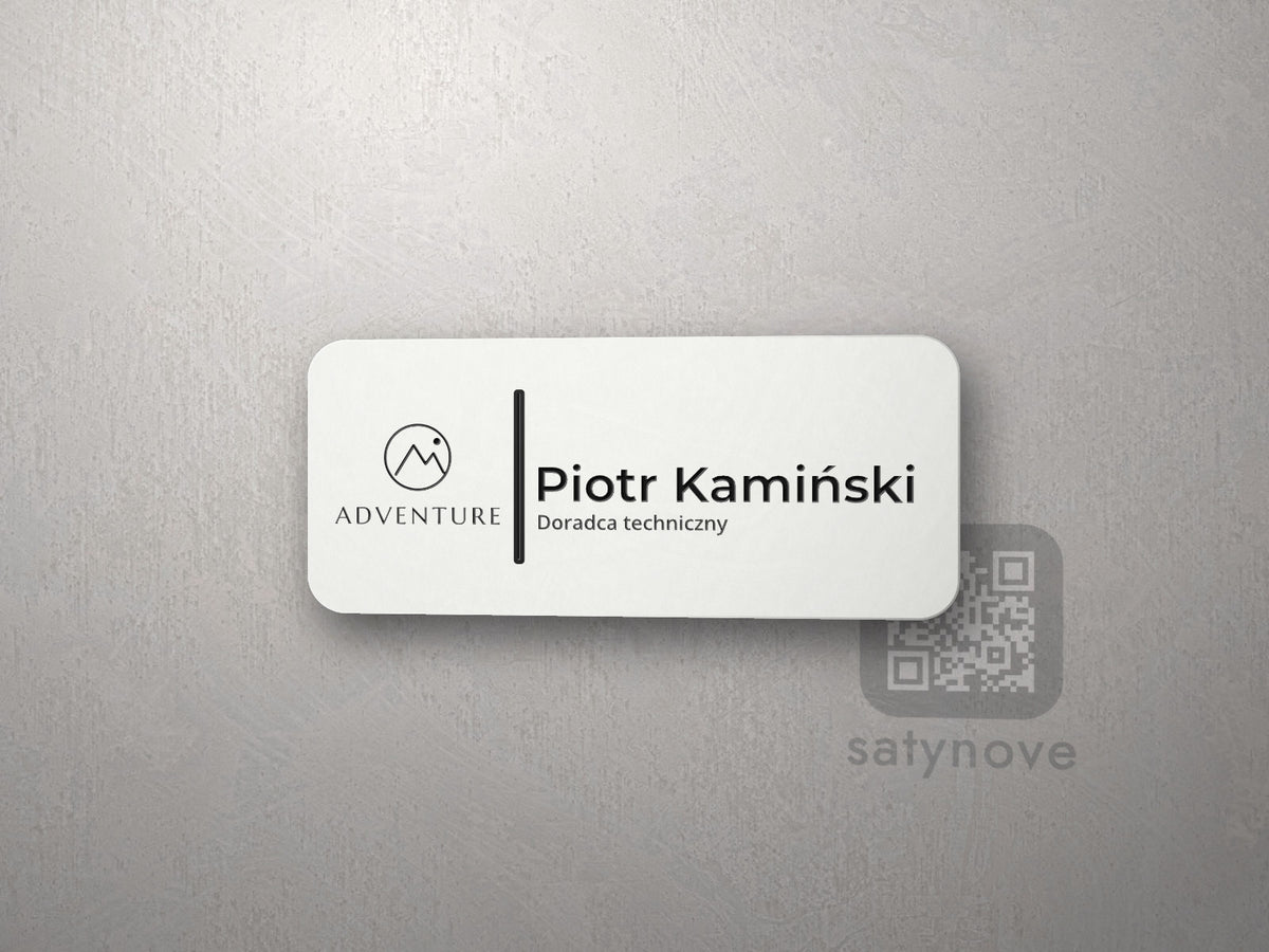 Biały identyfikator z logo firmy, imieniem i stanowiskiem