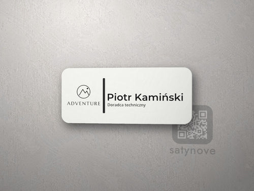 Biały identyfikator z logo firmy, imieniem i stanowiskiem