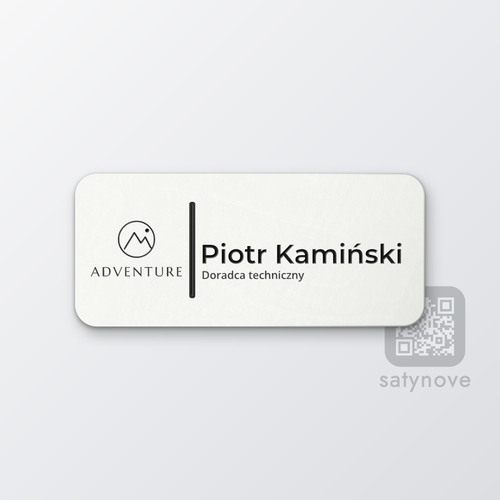 Biały identyfikator z logo firmy, imieniem i stanowiskiem