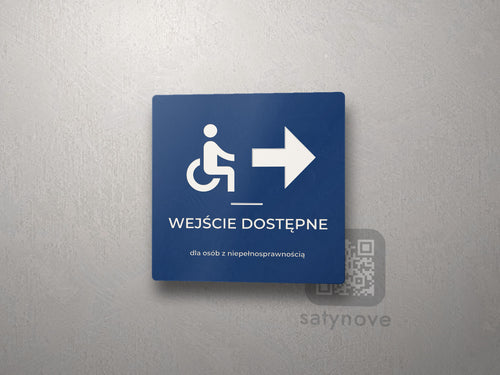 Kwadratowa tabliczka z symbolem wózka, strzałką i napisem Wejście dostępne