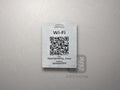 Srebrna tabliczka Wi-Fi z kodem QR i grafiką Katowic