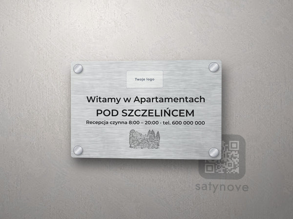 Srebrna tabliczka powitalna z miejscem na logo i grafiką Gór Stołowych