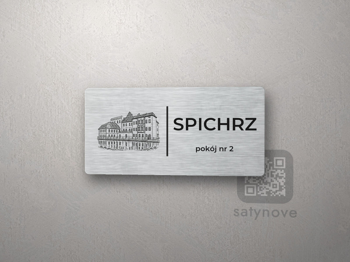 Srebrna tabliczka z rysunkiem i napisem SPICHRZ, pokój nr 2