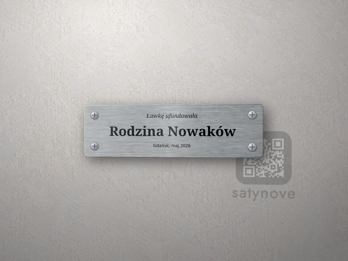 Stalowa tabliczka na ławkę: „Ławkę ufundowała”, nazwisko fundatora i data, cztery wkręty