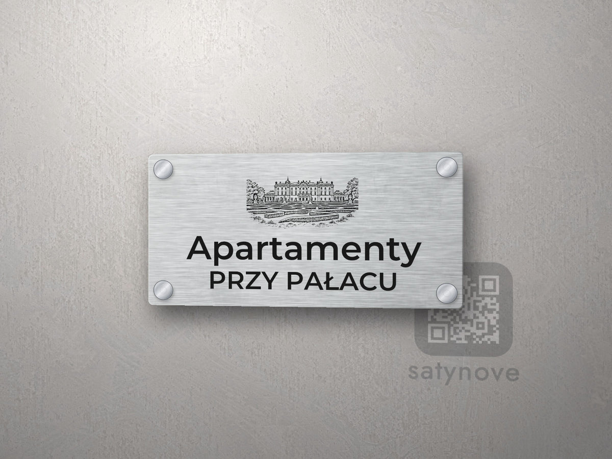 Srebrny szyld z grafiką Białegostoku i napisem Apartamenty przy pałacu
