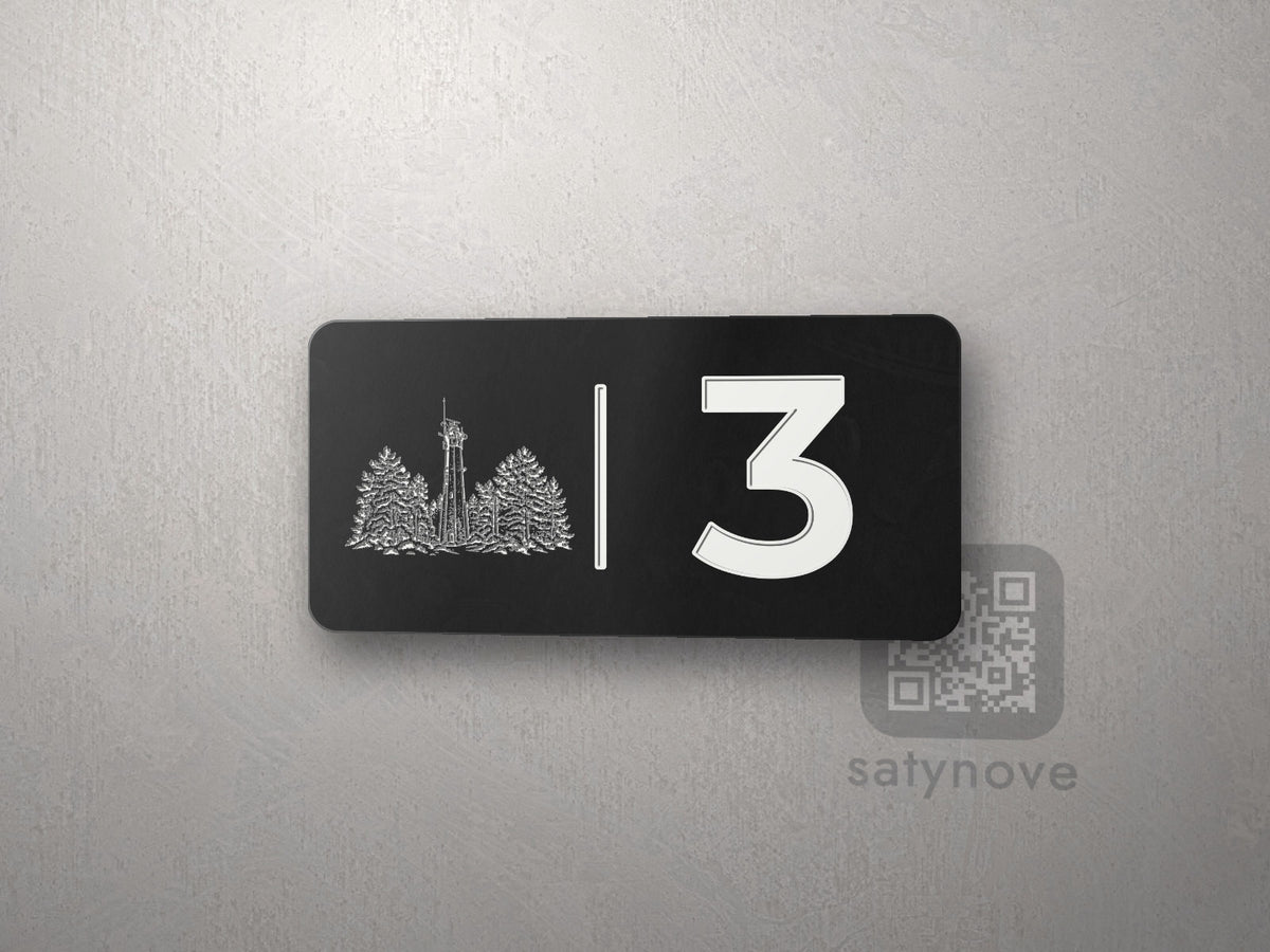 Czarna tabliczka 10 × 5 cm z numerem 3 i białą grafiką Półwyspu Helskiego