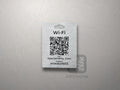 Srebrna tabliczka Wi-Fi z kodem QR i grafiką Karkonoszy