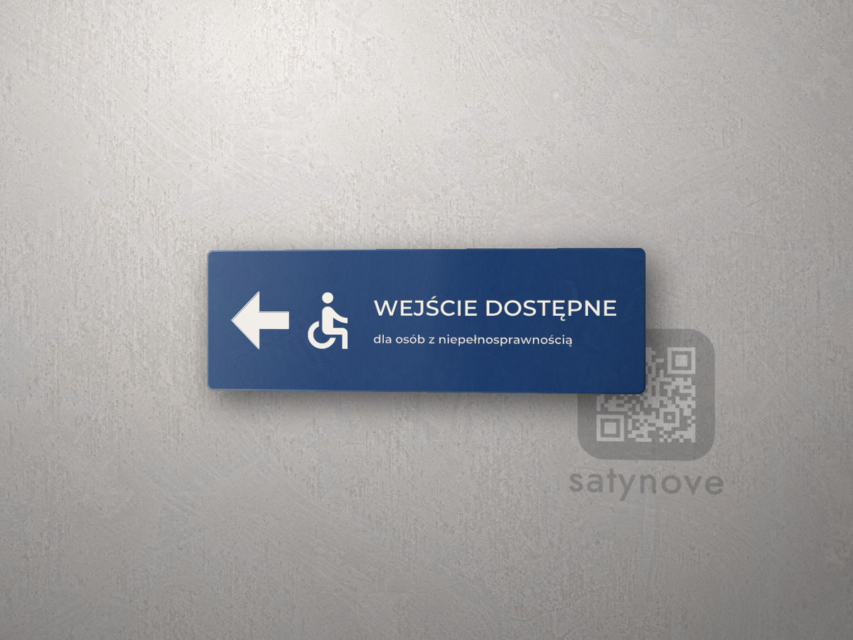 Granatowa tabliczka kierunkowa Wejście dostępne ze strzałką w lewo i symbolem wózka