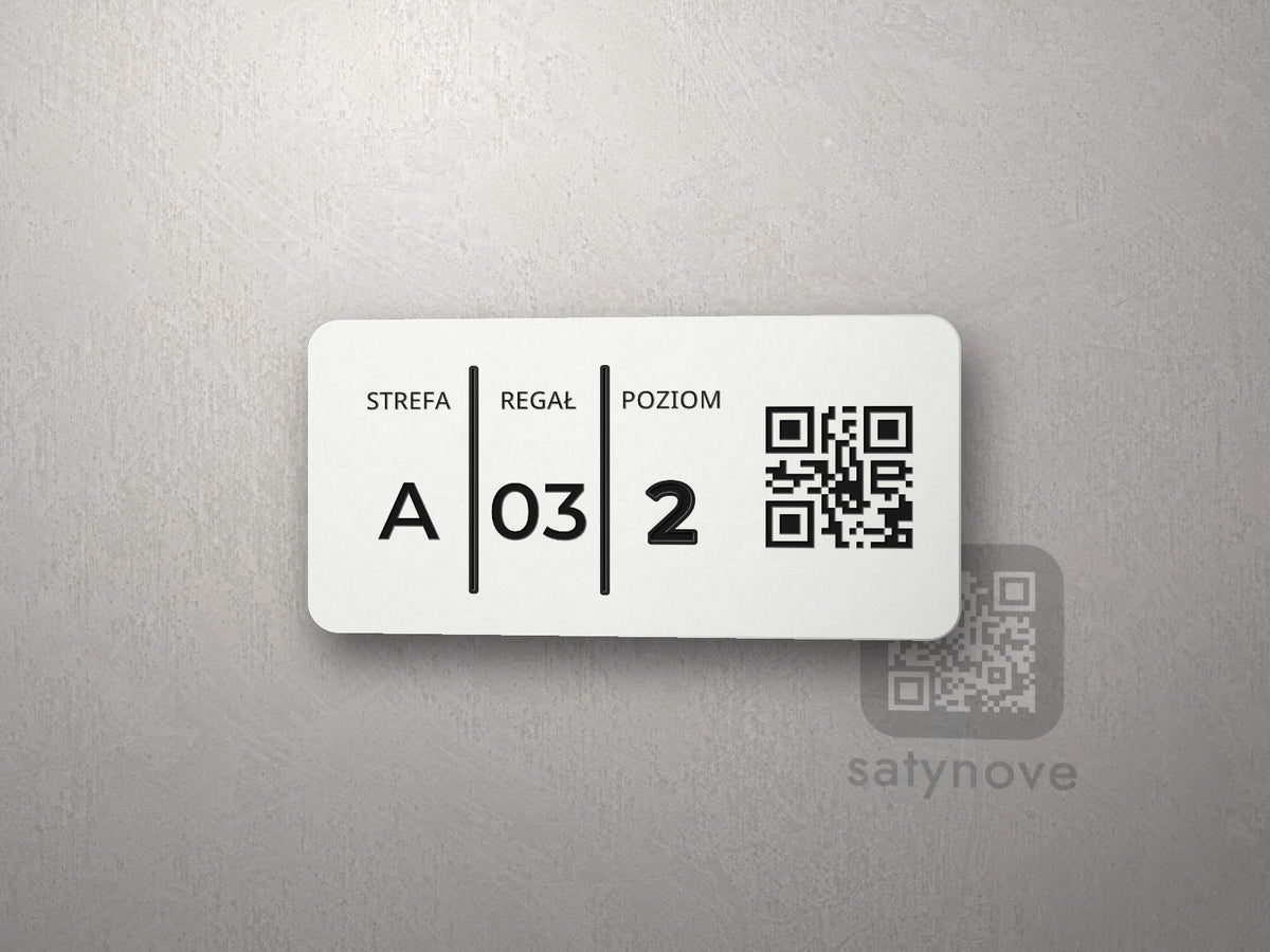 Biała etykieta regałowa z komórkami STREFA, REGAŁ, POZIOM i kodem QR