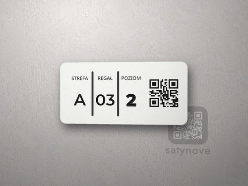 Biała etykieta regałowa z komórkami STREFA, REGAŁ, POZIOM i kodem QR