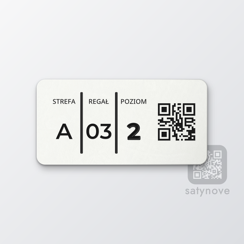 Biała etykieta regałowa z komórkami STREFA, REGAŁ, POZIOM i kodem QR
