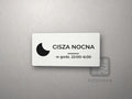 Tabliczka z piktogramem: CISZA NOCNA, w godz. 22:00–6:00