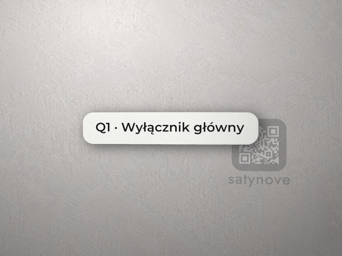 Biała tabliczka z napisem Q1 · Wyłącznik główny