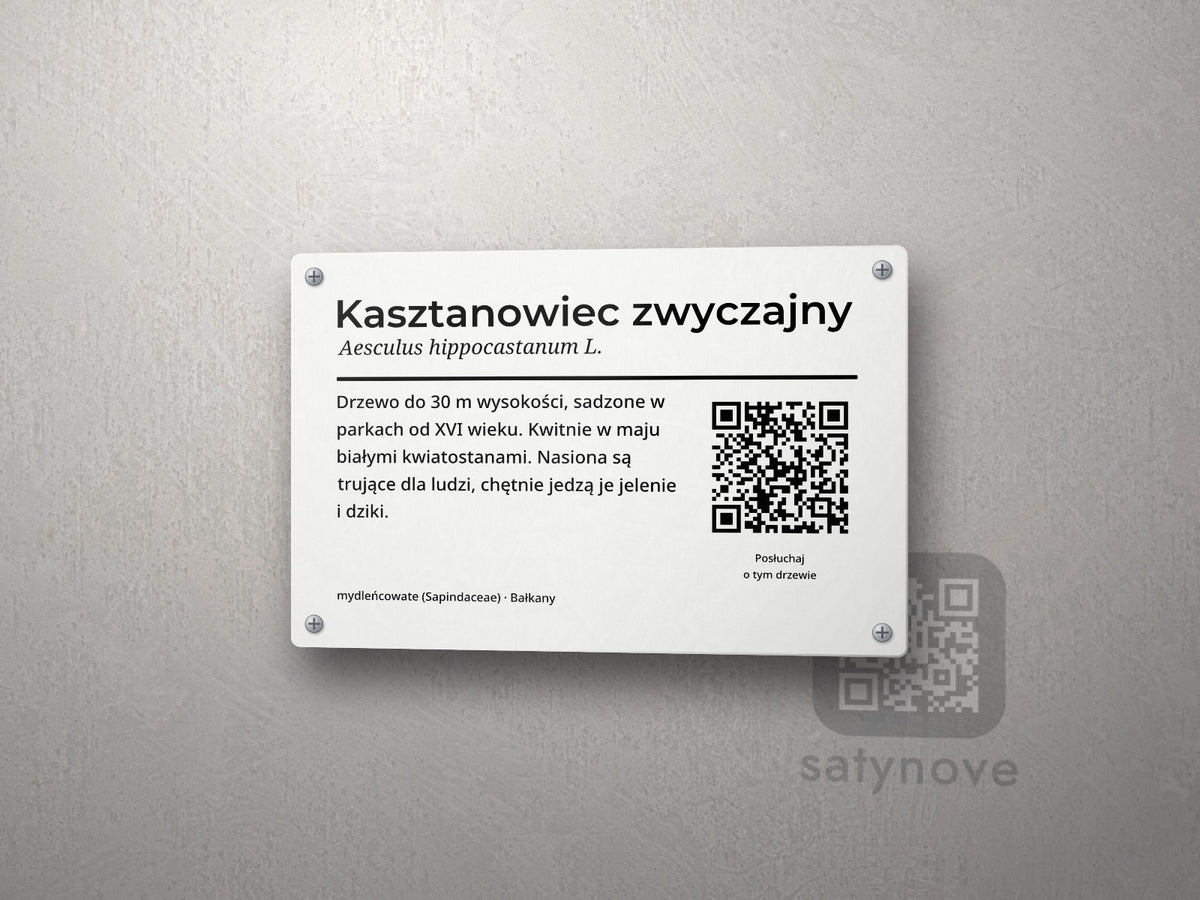 Tablica przyrodnicza: nazwa drzewa, nazwa łacińska, opis i kod QR z podpisem