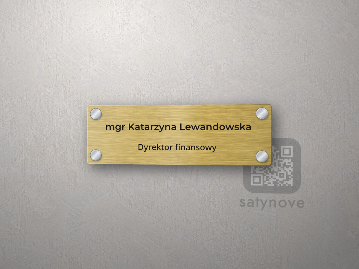Złota tabliczka na drzwi z imieniem i nazwiskiem