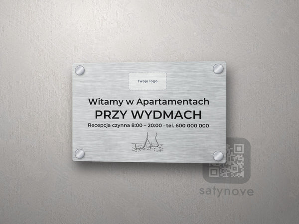 Srebrna tabliczka powitalna z miejscem na logo i grafiką Łeby
