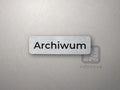 Mała srebrna tabliczka z napisem „Archiwum”