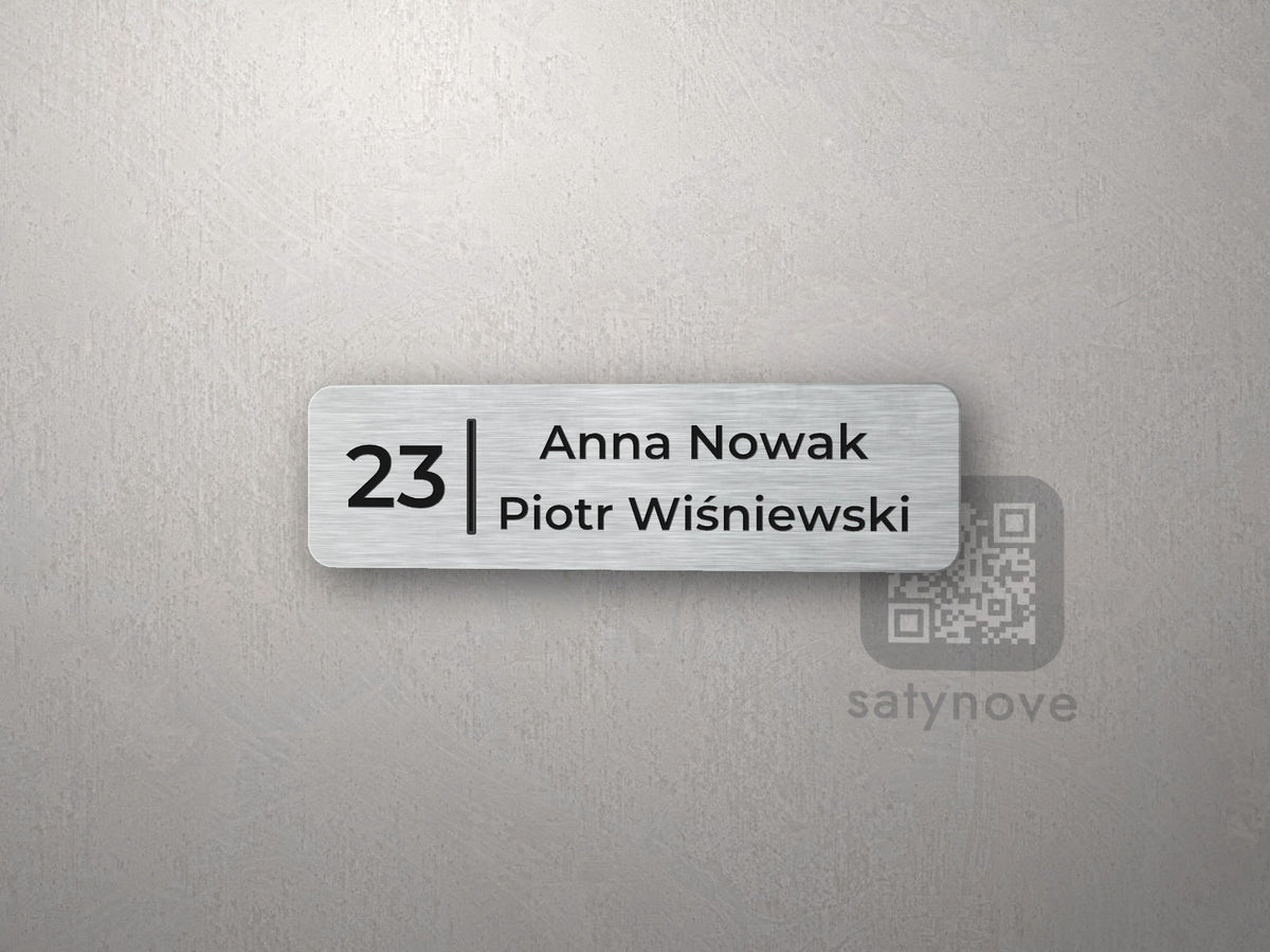 Tabliczka na drzwi: numer mieszkania i dwa nazwiska tej samej wielkości