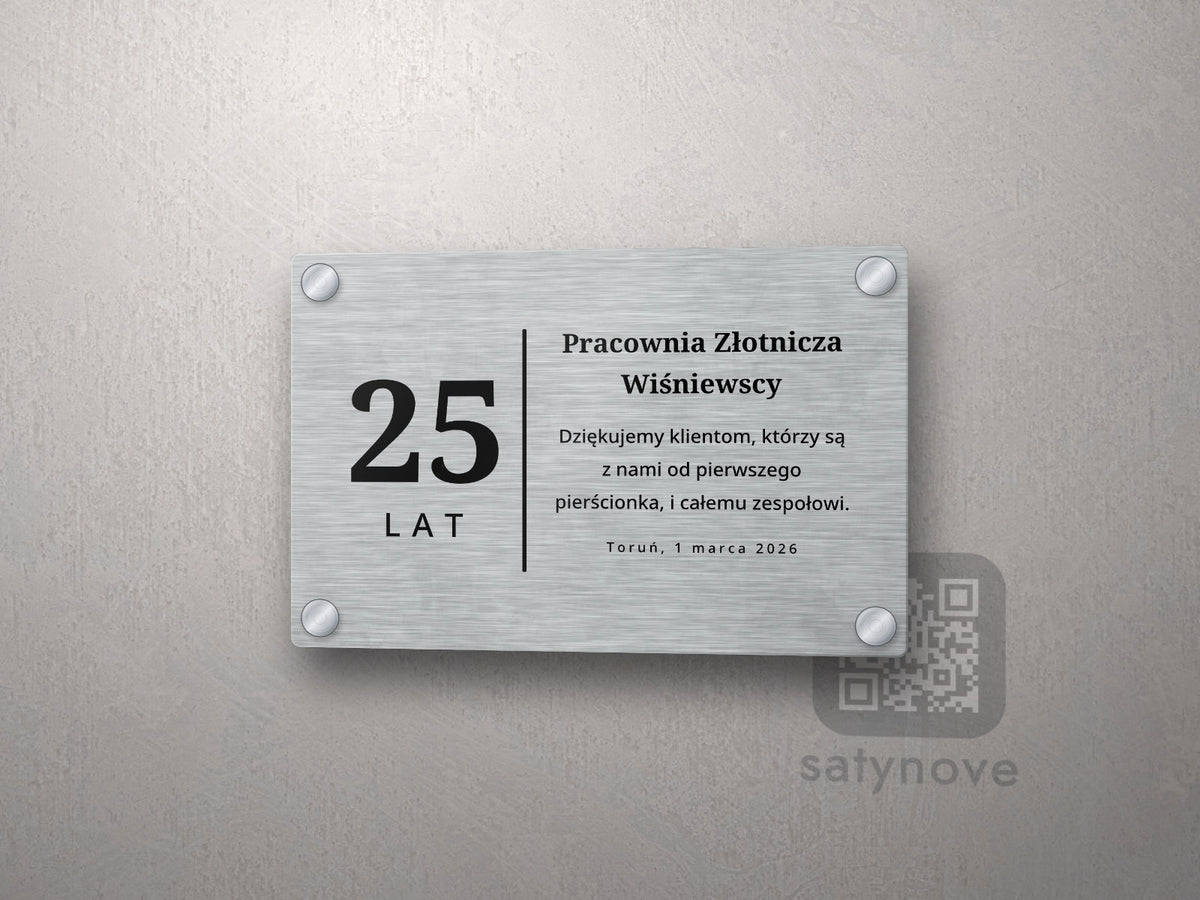 Tablica jubileuszowa z dużą liczbą 25 i słowem LAT obok nazwy firmy i podziękowania