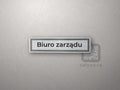 Srebrna tabliczka z napisem w podwójnej ramce