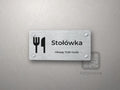 Tabliczka na drzwi z piktogramem sztućców i napisem Stołówka