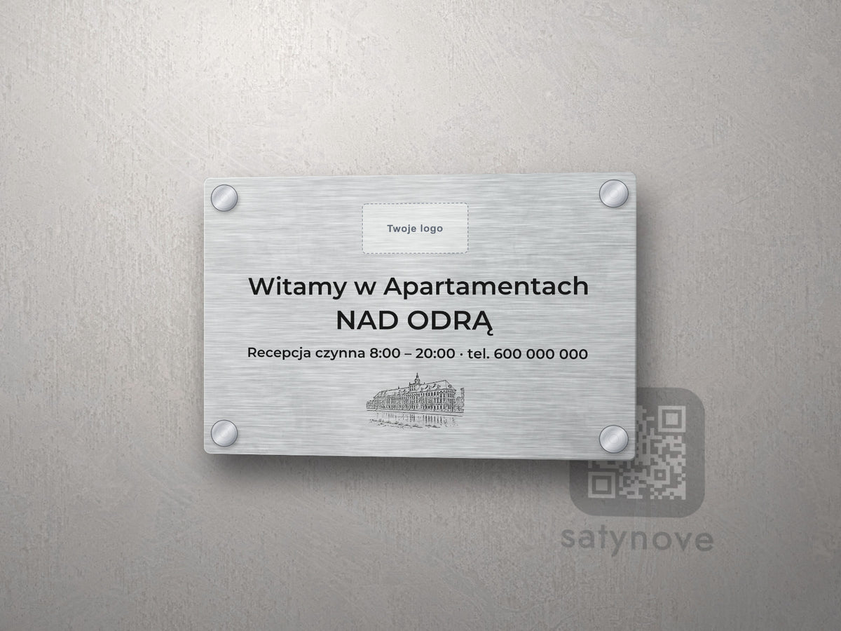 Srebrna tabliczka powitalna z miejscem na logo i grafiką Wrocławia