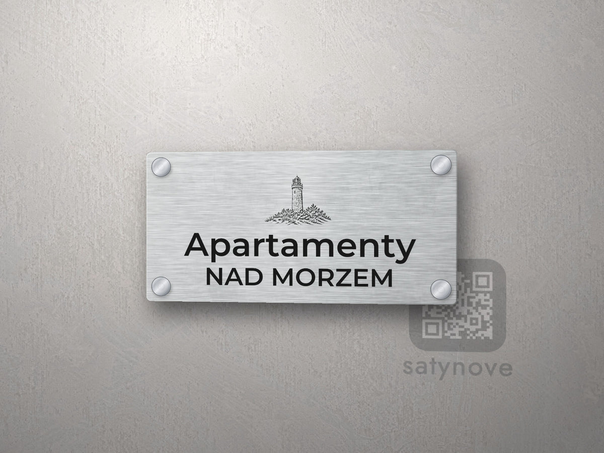 Srebrny szyld z grafiką morską i napisem Apartamenty nad morzem