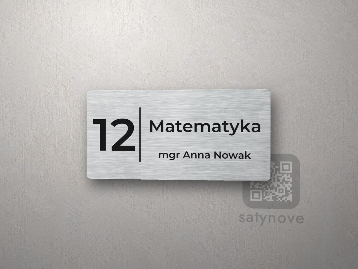 Srebrna tabliczka: numer sali 12, przedmiot Matematyka i nazwisko nauczyciela